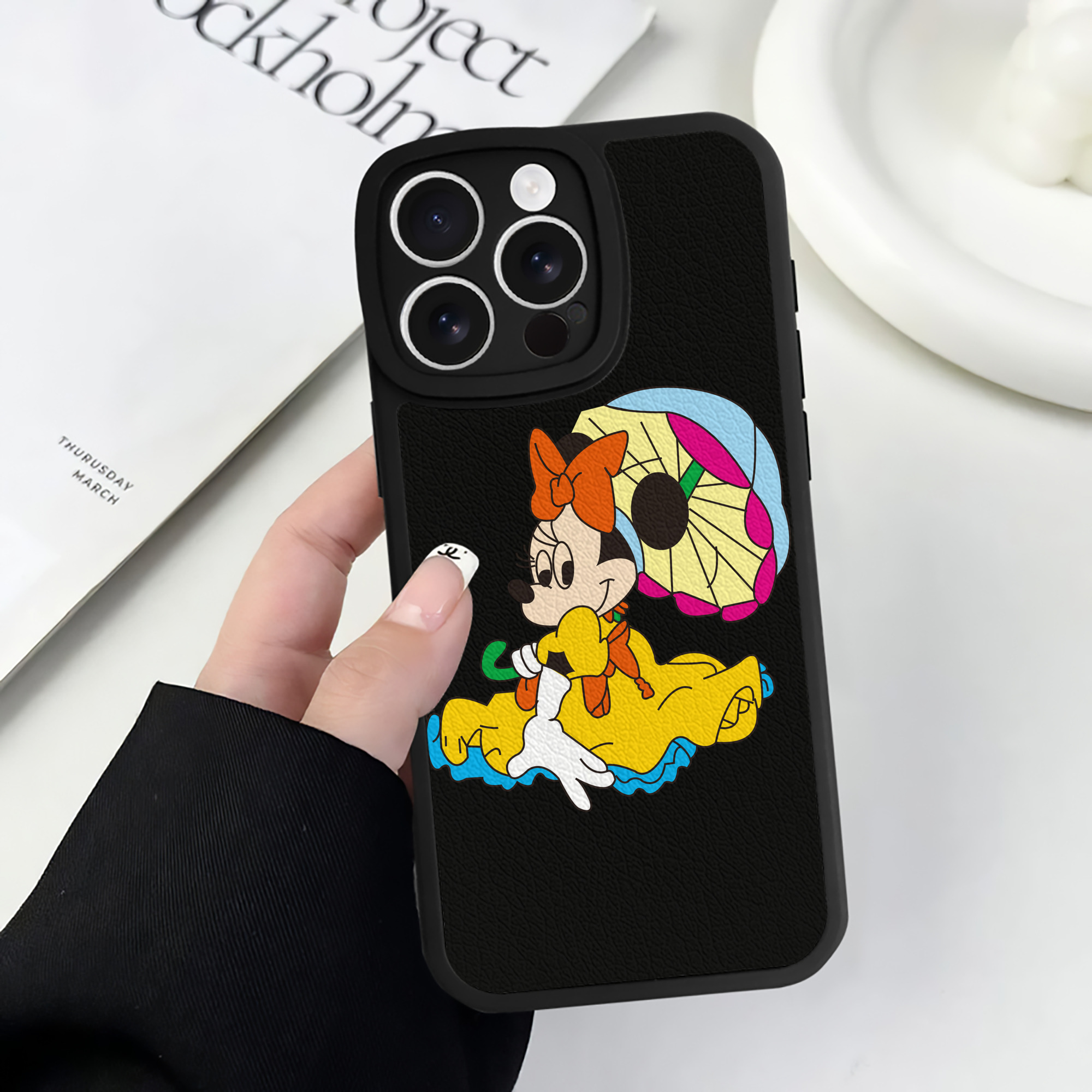（画像用） ミッキーマウス Mickey Mouse 【iPhone 16シリーズ対応】シリコンスマホケース（レザー調） 材質：シリコン